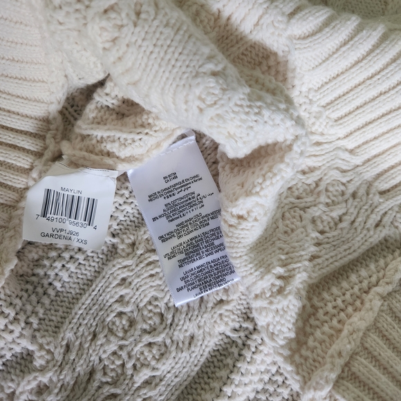 BCBG MAXAZRIA turtle neck white cable knit top - Picture 15 of 16